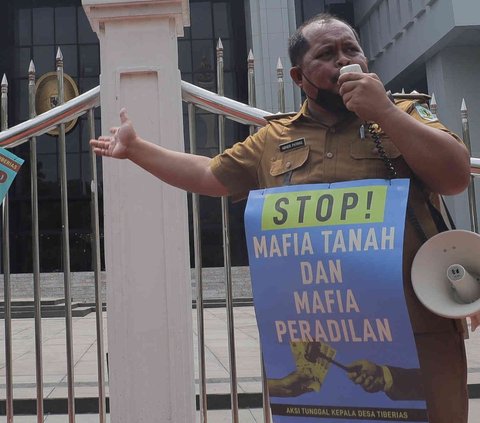 Protes Mafia Tanah dan Peradilan, Kades Asal Sulawesi Utara Demo Tunggal di Gedung MA