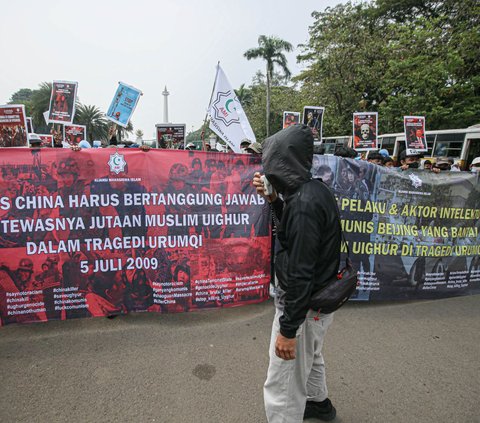 Dalam unjuk rasa ini, massa membentangkan dua spanduk raksasa serta puluhan poster yang berisi gambar atau foto Tragedi Berdarah Urumqi serta tuntutan mereka.