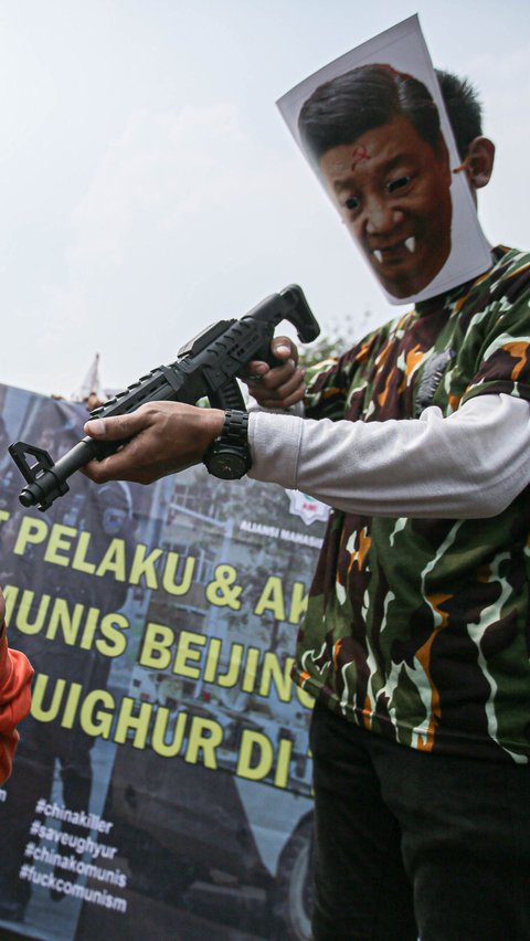 Selain itu, massa Aliansi Mahasiswa Islam juga menunjukkan aksi teatrikal di kawasan Bundaran Patung Kuda, Jakarta, Rabu (5/7/2023).