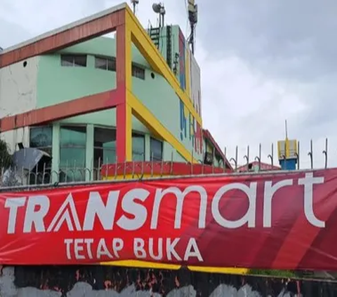 Satria menerangkan penutupan 12 gerai tersebut karena ex Carrefour yang tidak bisa menyesuaikan dengan perkembangan zaman. Beberapa bahkan merupakan toko lama yang sudah ada sejak tahun 1998.