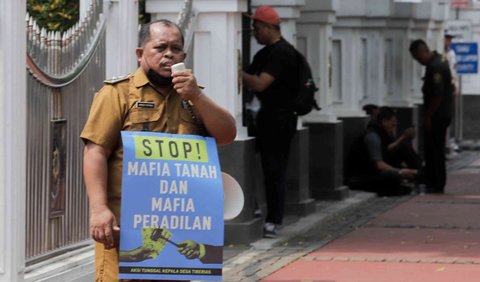 Dengan bantuan pengeras suara, Abner Patras lantang menyuarakan tuntutannya.