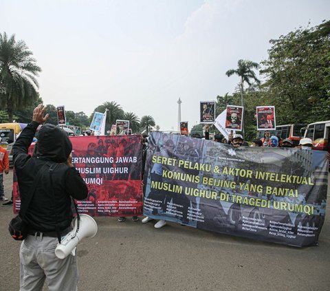 Massa dari Aliansi Mahasiswa Islam (AMI) menggelar aksi unjuk rasa di kawasan Bundaran Patung Kuda, Jakarta, Rabu (5/7/2023).
