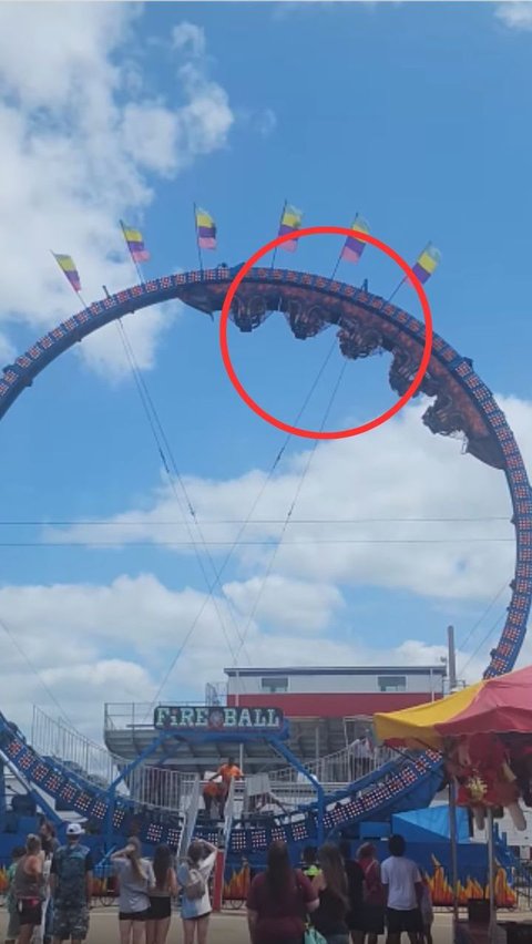 Gara-gara Ada Retakan, Rollercoaster Berisi 8 Penumpang Terjebak dalam Posisi Terbalik