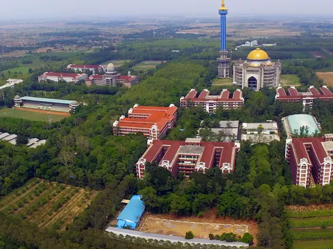 Meski begitu, Rycko menjelaskan, dalam kontesk masa kini, Ponpes Al-Zaytun menggunakan perangkat dan sistem hukum yang ada sekarang.