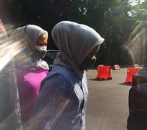Si kembar Rihana-Rihani kemudian diboyong untuk jalani pemeriksaan di Polda Metro Jaya.
