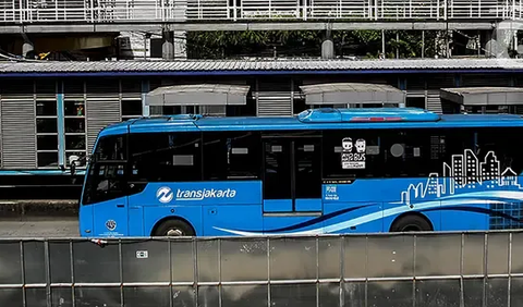Perjalanan bus TransJakarta dikawal tim Patroli dan Pengawal (Patwal). Mereka berasal dari satuan Dinas Perhubungan DKI Jakarta.