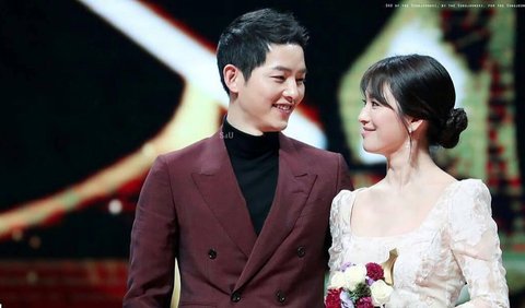 Drama fenomenal Descendats of The Sun mengantarkan Song Joong Ki ke pelaminan bersama Song Hye Kyo pada 31 Oktober 2017. Pengumuman pernikahan mereka mengejutkan banyak orang, karena Song Song Couple akhirnya menikah di dunia nyata.