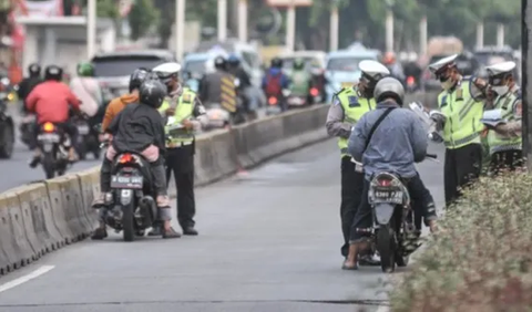 Walaupun menyebut opsi pemberian sanksi tilang harus diletakkan pada urutan terakhir, namun Sahroni menegaskan bukan berarti polisi tidak boleh melakukan tilang manual sama sekali. Terlebih jika terdapat pelanggaran yang fatal dan membahayakan.