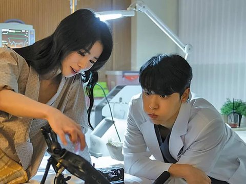 Meski hanya bertemu satu dua adegan dalam drama hits Netflix yaitu The Glory, tak menyurutkan perasaan Lee Do Hyun pada Lim Ji Yeon.