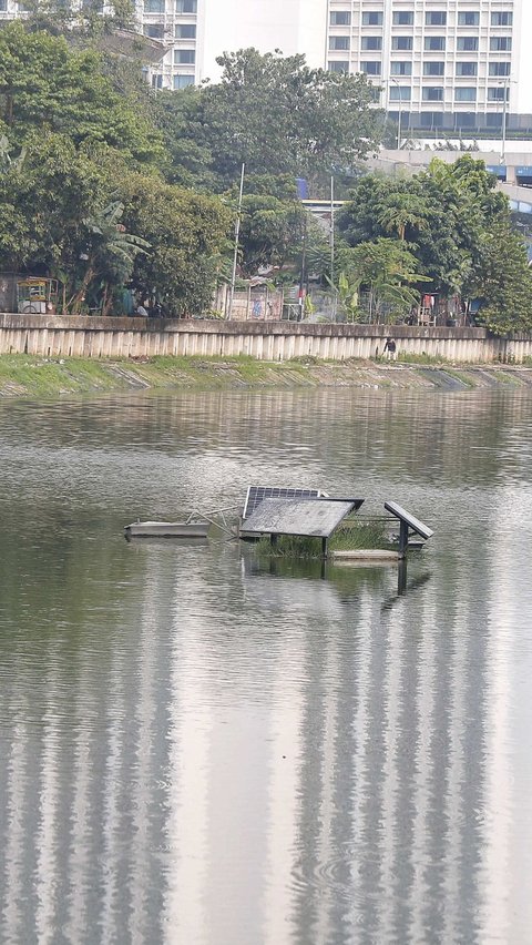 Pengerukan lumpur itu dilakukan untuk antisipasi banjir dan juga mencegah pendangkalan pada Waduk Melati  di Jakarta.