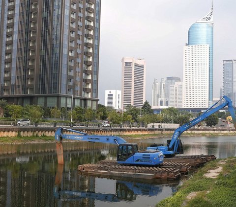 Setelah melalui pemeriksaan pada bagian dasar waduk seluas 4,9 hektar tersebut, Mustajab menemukan endapan lumpur setebal dua hingga tiga meter.