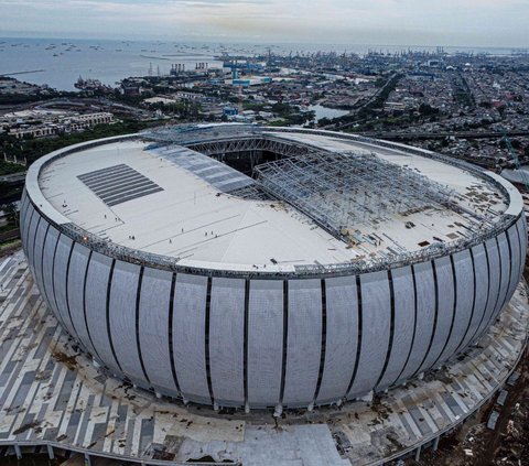 Jakarta International Stadium (JIS) menjadi sorotan. Stadion megah di utara Jakarta itu disebut tidak memenuhi standar Safety and Security FIFA jelang perhelatan Piala Dunia U-17. Padahal, pembangunan JIS menghabiskan dana hingga Rp4,5 triliun. Simak foto-foto pembangunannya!