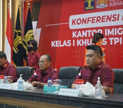 Seorang perempuan Warga Negara (WN) China berinisial YW diamankan oleh Imigrasi Surabaya.<br /><br />YW diduga terlibat joki tes Bahasa Inggris sindikat internasional yang telah beraksi di beberapa negara.