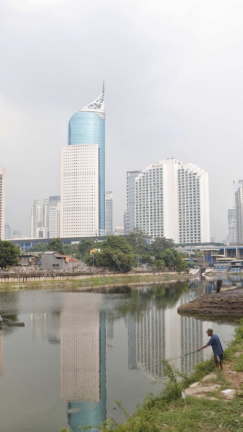 Sementara itu, Pj Gubernur DKI Heru Budi Hartono mengatakan akan  memprioritaskan kegiatan pengerukan lumpur dan rutin dilakukan sebagai langkah Pemprov DKI untuk mengantisipasi genangan banjir di DKI Jakarta pada tahun 2023.