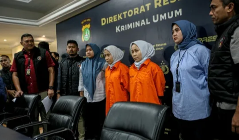 Titus menerangkan, kakak perempuan dari Si kembar Rihana-Rihani menikah dengan seorang anggota Polri. Polisi tersebut yang disebut-sebut merupakan beking si kembar. Nyatanya, polisi tersebut ternyata juga korban penipuan Rihana-Rihani.