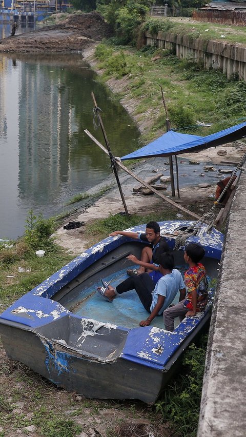 Waduk yang berlokasi di Tanah Abang, Jakarta Pusat ini menjadi salah satu infrastruktur pengendalian banjir di Jakarta yang memiliki daya tampung hingga mencapai 15 ribu meter kubik.