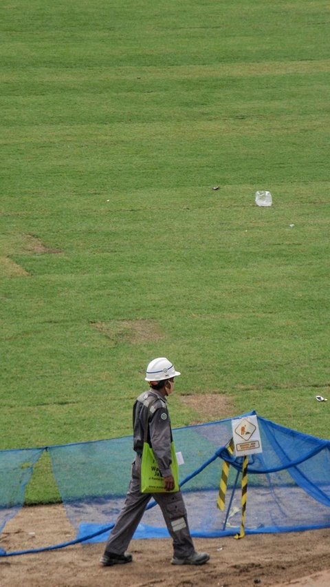 Rumput yang diklaim rekomendasi FIFA ini digadang-gadang mampu digunakan mencapai 1.000 jam pertandingan dalam setahun dan memiliki daya serap air yang baik.