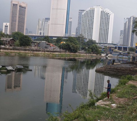 Waduk Melati yang memiliki luas hampir 5 hektar ini menampung air dari kawasan sekitarnya. Namun jika volumenya bertambah akibat musim hujan debit air dapat dipompa menuju aliran Kanal Banjir Barat.