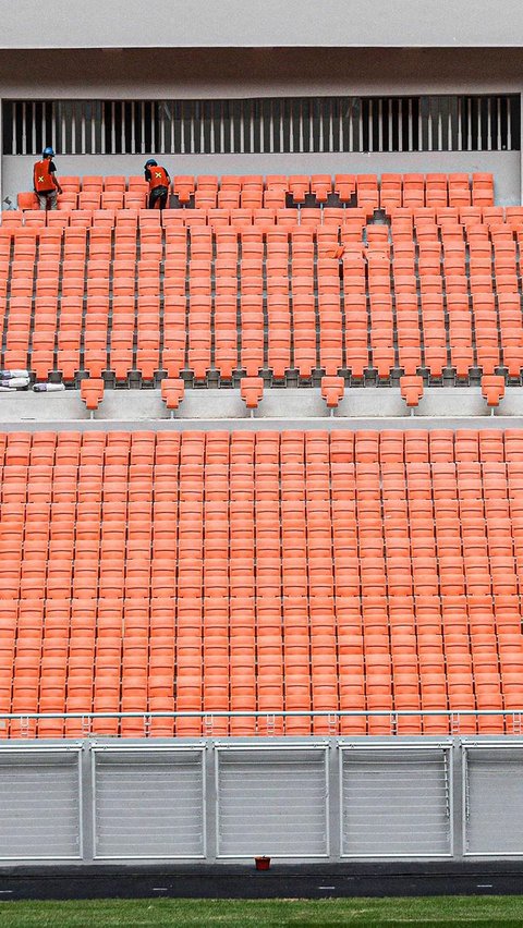 Dalam konser yang dihadiri ribuan orang itu, para penonton harus antre berjam-jam terkena macet. Banyak parkir liar di sekitar stadion. Akses trotoar kurang layak hingga minimnya transportasi umum. JIS dianggap tidak memadai.