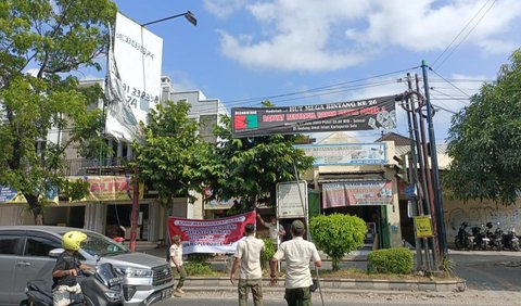 Spanduk berlatar belakang warna merah putih tersebut bertuliskan :<br />'Kami Warga Solo Raya Cinta Damai. Menolak Segala Bentuk Seruan Yang Mengarah Perpecahan Bangsa'.