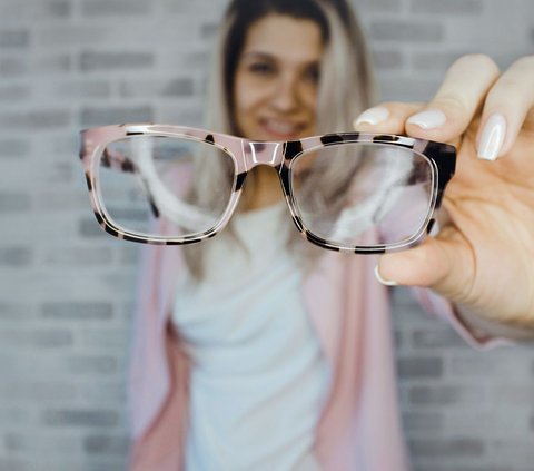 Dengan memicingkan mata, kita secara perlahan mengubah bentuk mata kita untuk membantu cahaya difokuskan dengan baik ke retina.