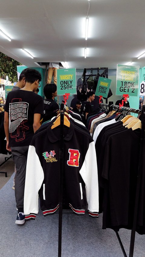 Warga mencari jaket yang akan dibelinya di salah satu stand yang memajang pakaian produksi dalam negeri saat pembukaan Jakarta Clothing Expo (JakCloth) 2023 di Parkir Timur Senayan, Jakarta, Rabu (5/7/2023).