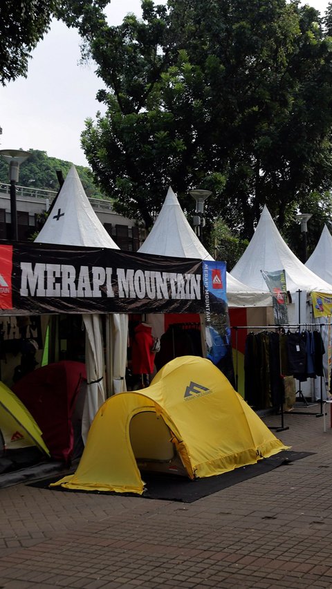 Jackloth akan menghadirkan tiga panggung besar nan megah di dalam arena. Masing-masing panggungnya akan disesuaikan dengan penampilan grup band dan penyanyinya saat membawakan musik.