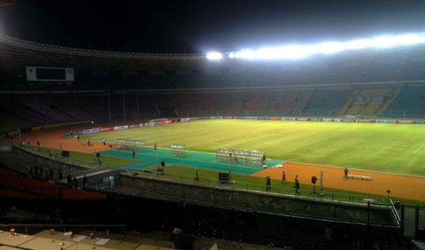 Kendati begitu, Stadion GBK pertama kali mulai dibangun pada 8 Februari 1960 pada saat Indonesia terpilih menjadi tuan rumah Asian Games 1962.