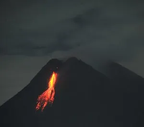 Gunung Merapi Luncurkan Awan Panas Guguran 2.700 Meter, Masyarakat Diminta Waspada