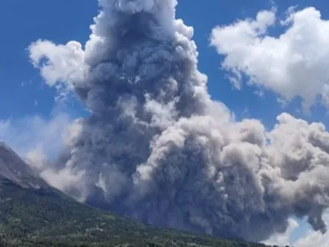 Gunung Merapi Luncurkan Awan Panas Guguran 2.700 Meter, Masyarakat Diminta Waspada