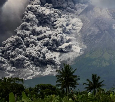 Gunung Merapi Luncurkan Awan Panas Guguran 2.700 Meter, Masyarakat Diminta Waspada