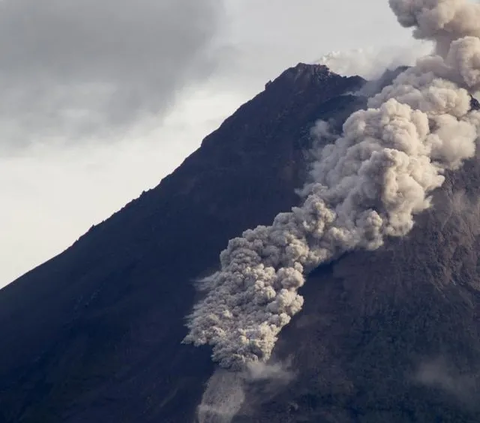 Gunung Merapi Luncurkan Awan Panas Guguran 2.700 Meter, Masyarakat Diminta Waspada