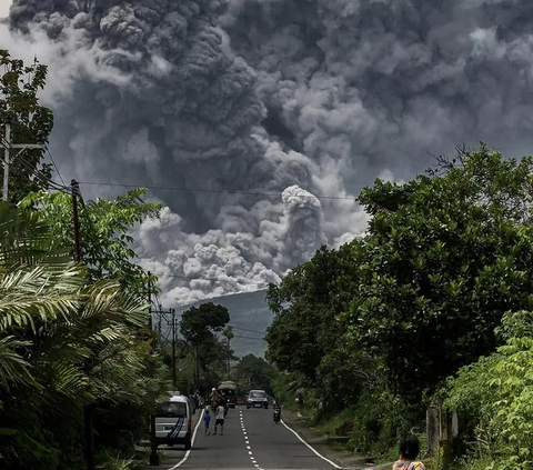 Gunung Merapi Luncurkan Awan Panas Guguran 2.700 Meter, Masyarakat Diminta Waspada