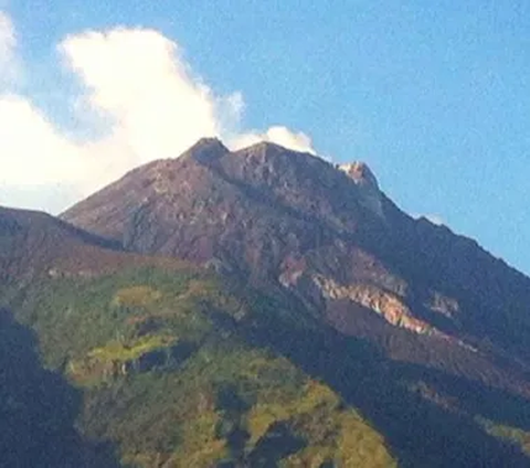 Sedangkan lontaran material vulkanik jika terjadi erupsi eksplosif dapat menjangkau radius lima kilometer dari puncak. Demikian dilansir dari Antara.