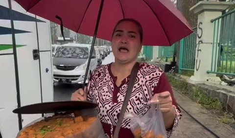 Masih ingat dengan artis senior Anna Shirley? Lama tak muncul di layar kaca, Anna menghebohkan dunia maya karena berjualan tahu Sumedang di pinggir jalan.