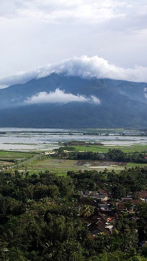 Gunung Telomoyo merupakan salah satu gunung populer di Jawa Tengah. Gunung ini populer bukan karena tingginya, tapi potensi wisata serta panorama alamnya.