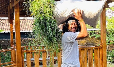 Setelah memutuskan untuk menetap di kampung halamannya, ada banyak pekerjaan yang dilakukan oleh Isa.