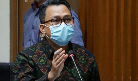 Sebelumnya, KPK menyebut sudah pernah memeriksa mantan Kasatgas Penyidikan KPK Tri Suhartanto terkait dugaan adanya transaksi Rp300 miliar yang dilakukan Tri Suhartanto. Hanya saja KPK tak menjelaskan detail pemeriksaan tersebut.