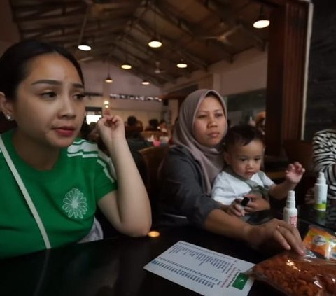 Wanita yang kerap disapa Gigi itu mengajak anak-anak dan juga beberapa orang karyawannya makan di sebuah restoran saat berada di Bandung. Ada banyak sekali menu yang dipesan oleh istri Raffi Ahmad itu. Salah satunya adalah ikan asin.