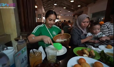 Restoran yang dikunjungi Nagita dikenal memiliki aneka menu yang lezat. Ibu dari Rafathar dan Rayyanza itu pun makan dengan lahap.