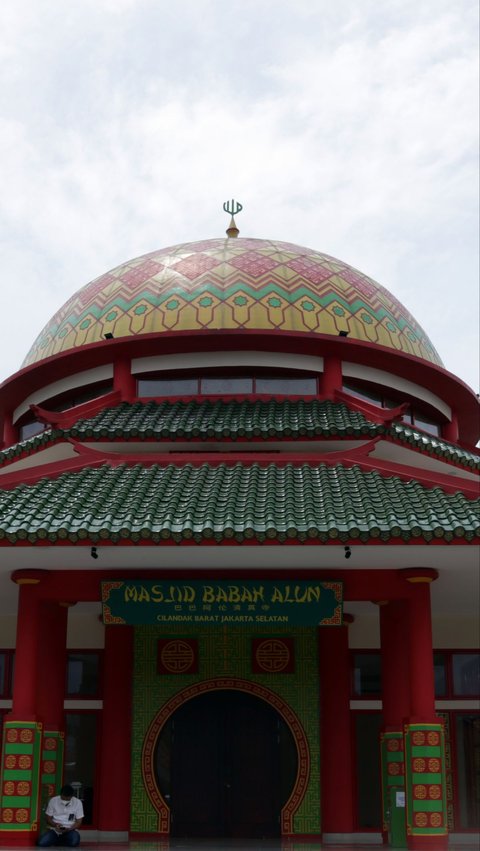 Masjid bergaya arsitektur Mandarin itu berdiri di pinggiran Tol Depok-Antasari, Cilandak, Jakarta Selatan, di atas tanah seluas 450 meter persegi.