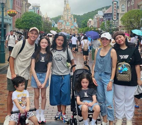 Dikenal sebagai artis yang hobi traveling, kali ini Andhika Pratama memboyong keluarganya liburan ke Hong Kong. Di sana, ada banyak sekali destinasi wisata yang mereka kunjungi. Salah satunya adalah DIsneyland.