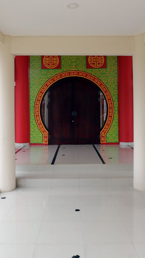 The entrance of the mosque appears sturdy with a coin-shaped framework.