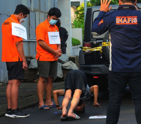 Belum selesai sampai di situ. Mario melakukan tendangan berikutnya dengan melompat dan menginjak bagian belakang kepala David. Hal itu dilakukan saat David coba bangkit usai tendangan pertama.