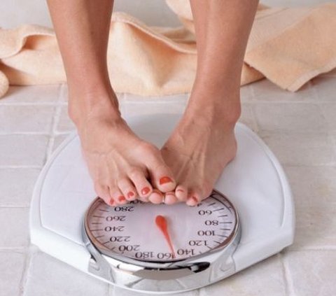 2. Jaga Berat Badan Ideal <br /><br />Obesitas atau kekurangan berat badan dapat mempengaruhi siklus haid. Menjaga berat badan yang ideal dapat membantu mengembalikan siklus haid yang teratur.