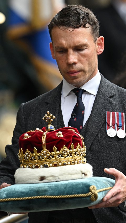 Duke of Hamilton dan Brandon Alexander Douglas-Hamilton membawa Mahkota Skotlandia untuk Raja Charles III ke Katedral St Giles di Edinburgh.