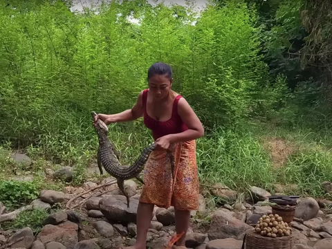 Wanita Pemberani Tangkap Buaya di Sungai, Langsung Dimasak & Dimakan Lahap