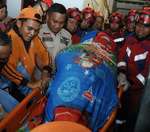 Tim evakuasi gabungan pun akhirnya membawa tubuh Ahmad Juwanto yang berbobot 230 kilogram itu ke rumah sakit rujukan di Adhyaksa.