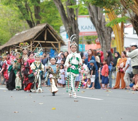 Mengawali Banyuwangi Ethno Carrnival (BEC) 2023, Pemkab Banyuwangi menggelar peragaan busana “Ethno Wear” di kawasan Lorong Bambu, Gedung Seni Budaya (Gesibu) Blambangan, Rabu (5/7/2023)