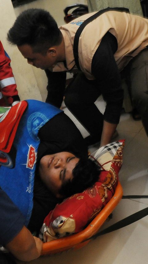 Evakuasi pemuda berusia 19 tahun itu berlangsung dramatis. Tubuh Ahmad seberat 230 kilogram itu akan dibawa petugas ke rumah sakit untuk menjalani proses pemeriksaan.